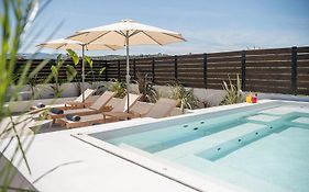 Sol Luxury Apartment - Close To The Beach With A Private Mini Pool